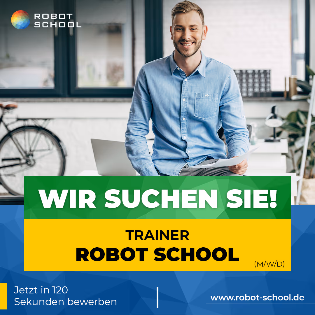 Ein lächelnder Mann sitzt an einem Schreibtisch in einem hellen Büro. Der grüne Text lautet Wir suchen Sie! Festangestellter Trainer Roboterschule. Zusätzliche Informationen und das Logo der ROBOT SCHOOL sind ebenfalls sichtbar.