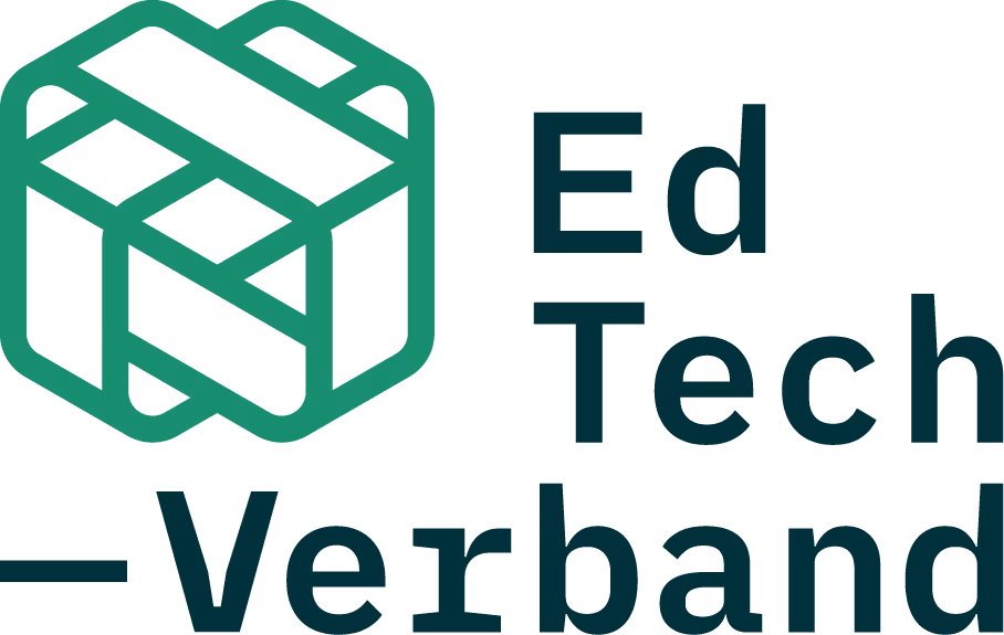 Ein grüner geometrischer Würfel erscheint neben dem Text Ed Tech Verband in fetten, dunklen Buchstaben, wobei Verband durch eine grüne Linie unterstrichen wird.