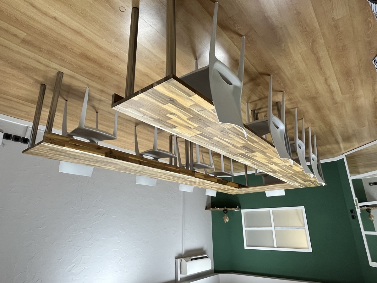 Salle L'Herbier en configuration en U, mur vert
