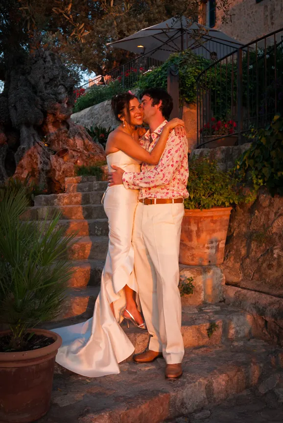 Ca's Xorc wedding bride and groom kissing