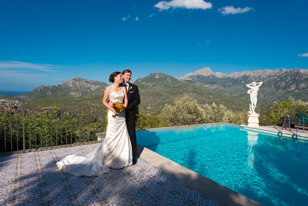 Ca's Xorc wedding bride and groom by pool