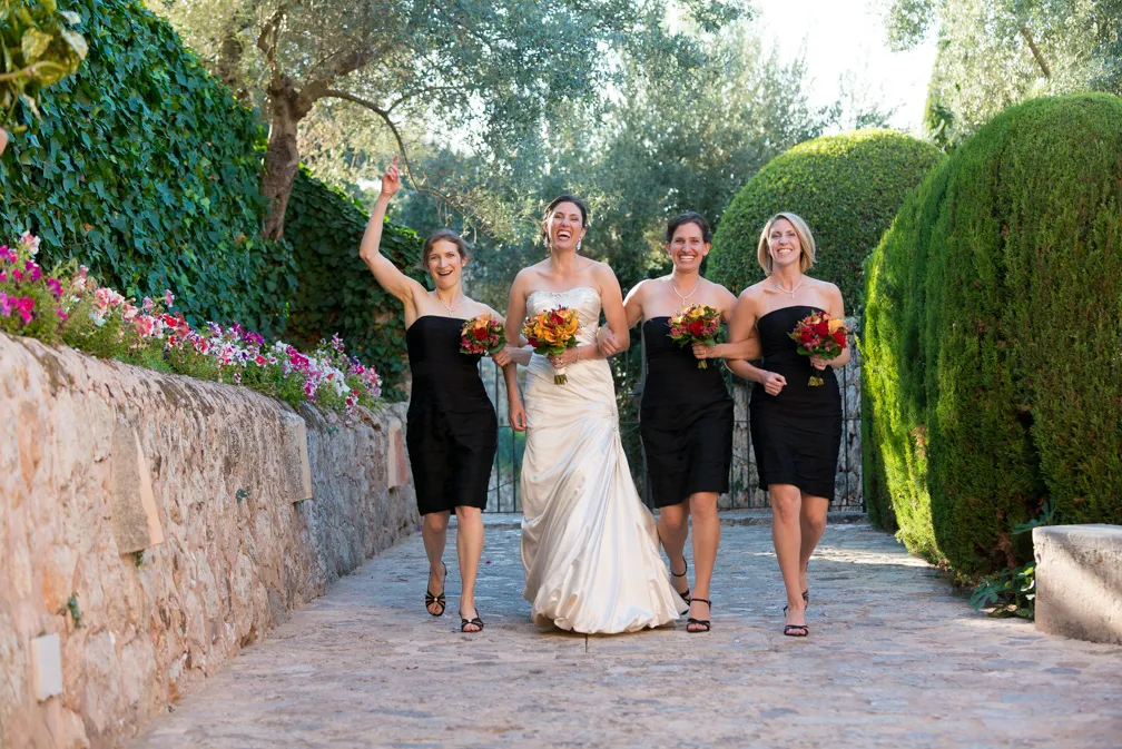 Ca's Xorc wedding bride and bridesmaids laughing