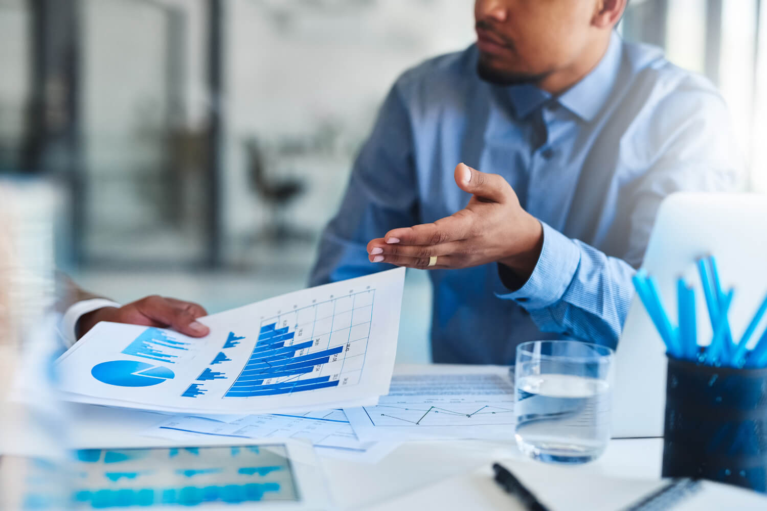 売上データとグラフを用いて業務分析を行うビジネスシーン