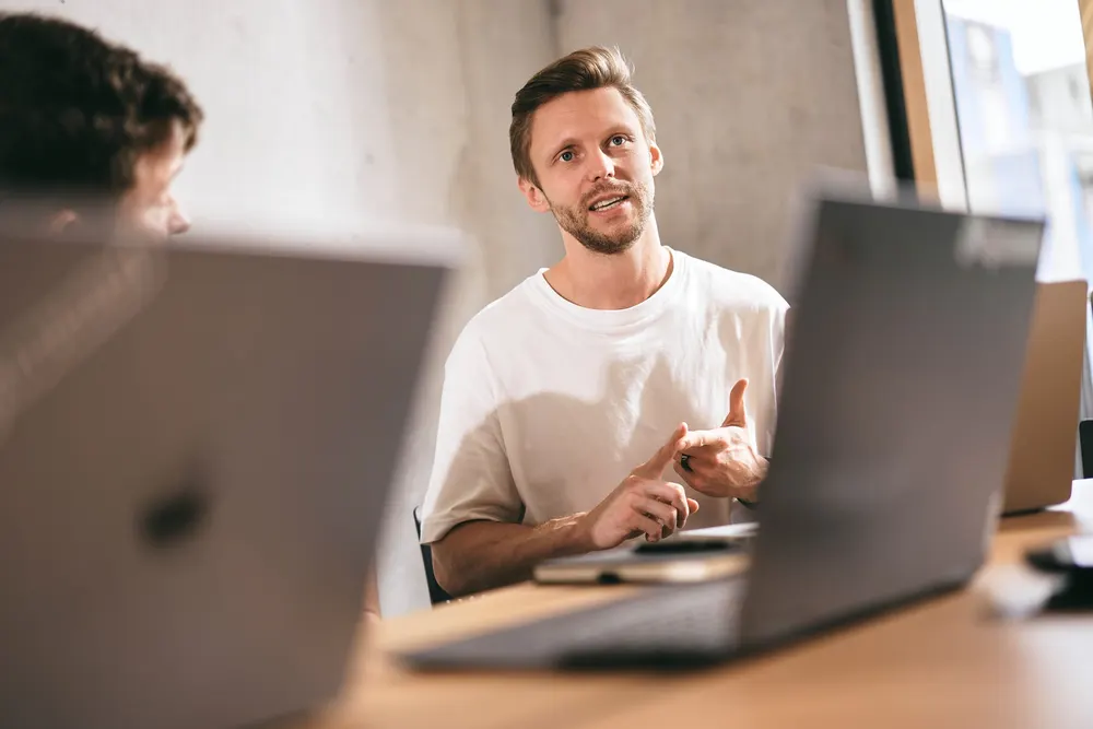 Learning- und Skills-Experte von edyoucated im Gespräch mit einem Kunden