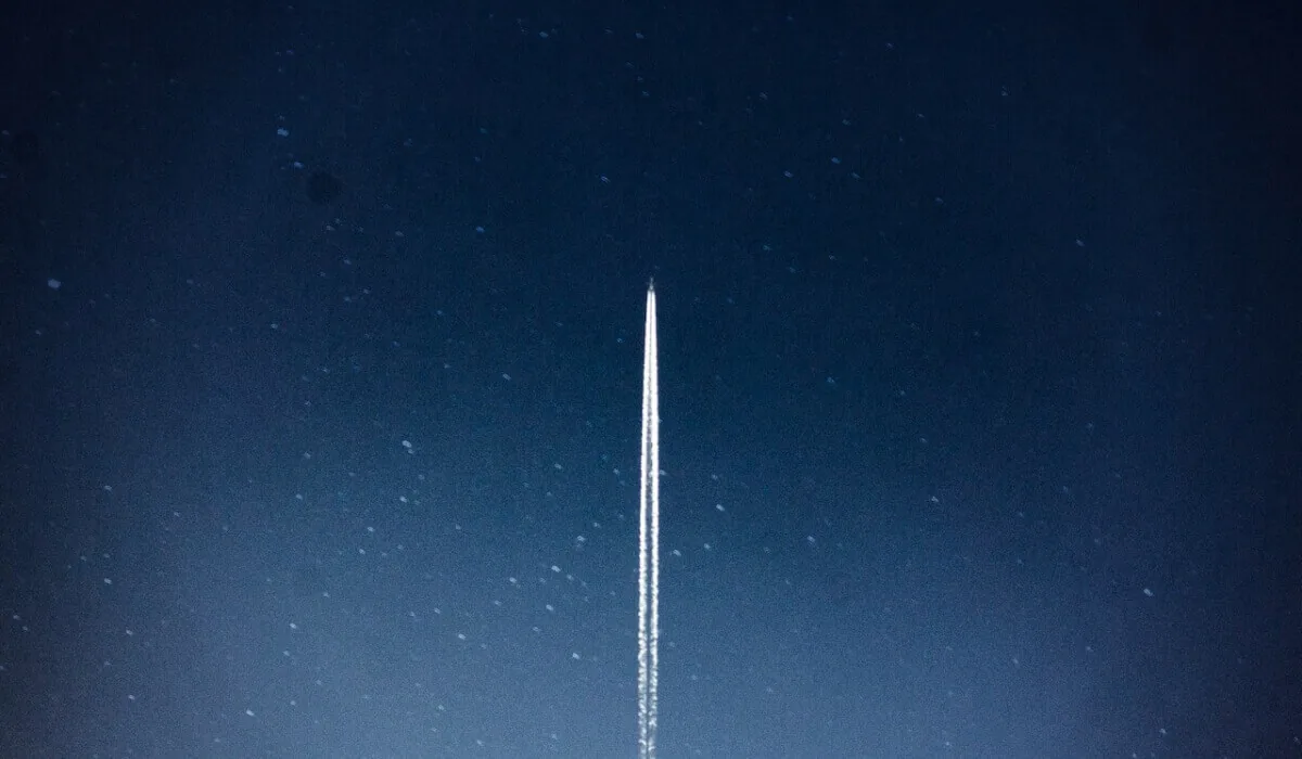 Rakete fliegt ins All