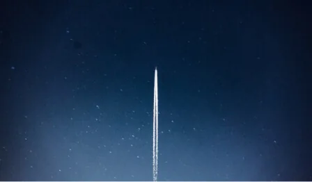 Rakete fliegt ins All