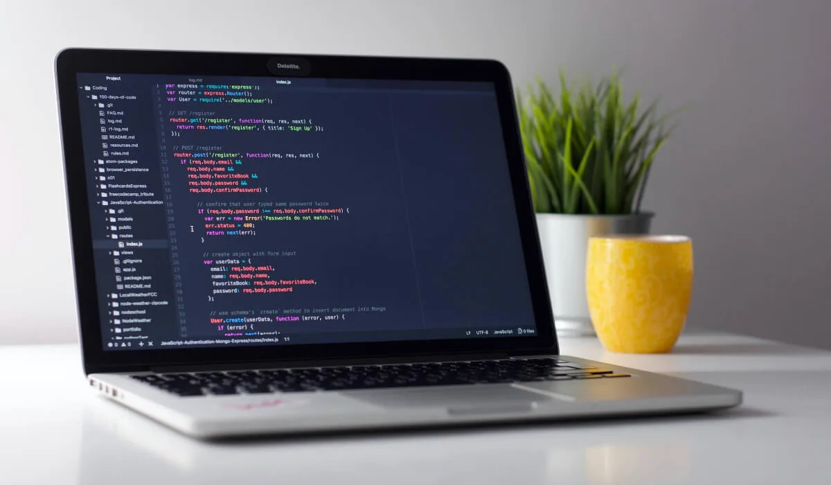 Bild eines Computers, auf dem Code angezeigt wird