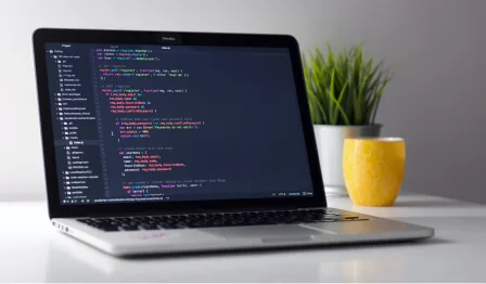 Bild eines Computers, auf dem Code angezeigt wird