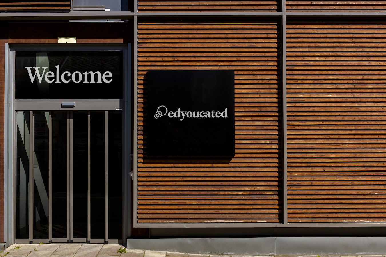 Das neue edyoucated Logo auf dunklem Hintergrund
