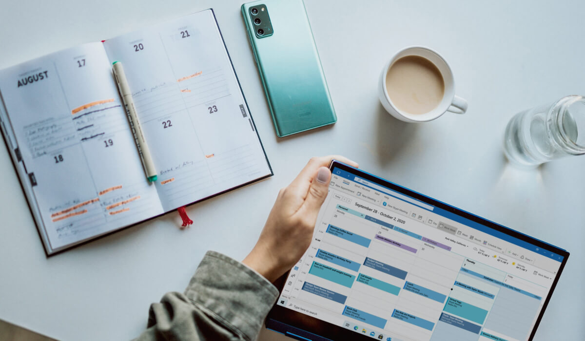 Lernplan erstellen: Tablet und Organizer auf dem Schreibtisch zur Planung eines Lernzeitplans