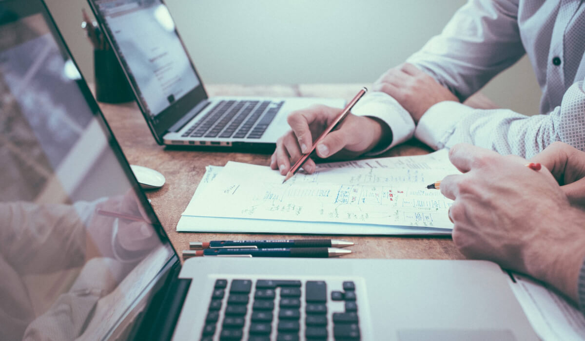 Team misst Erfolg der Personalentwicklung mit KPIs und Notizen am Tisch
