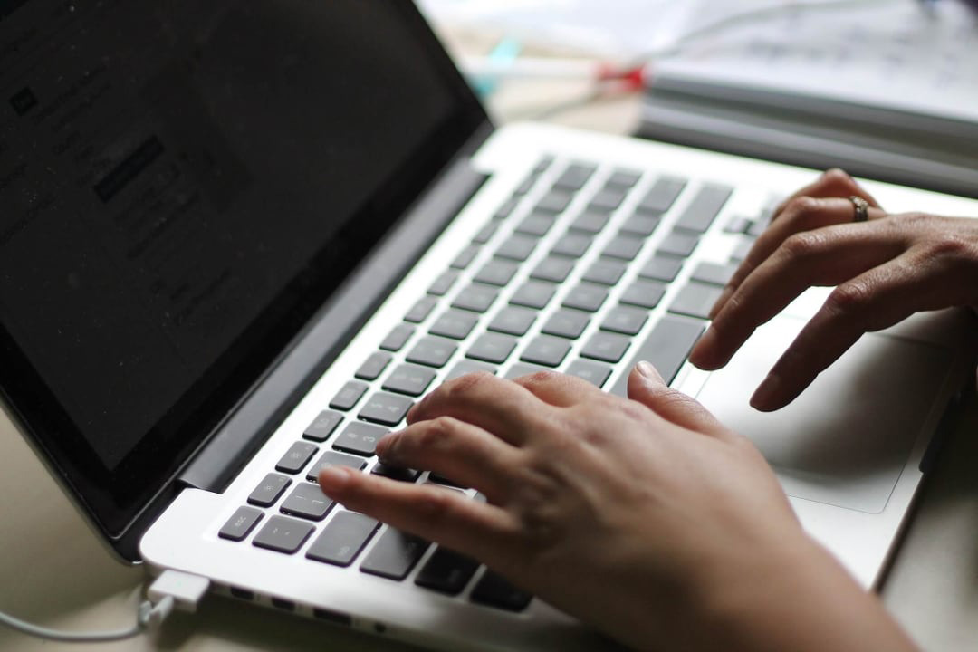 person filling our free consultation form