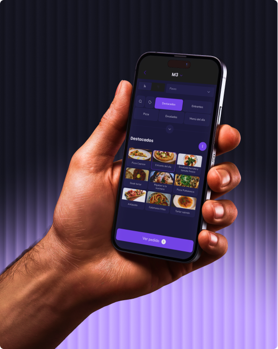 Camarera mostrando en una tablet el TPV de Last.app a un grupo de comensales en un restaurante