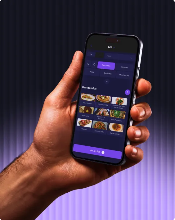 Camarera mostrando en una tablet el TPV de Last.app a un grupo de comensales en un restaurante