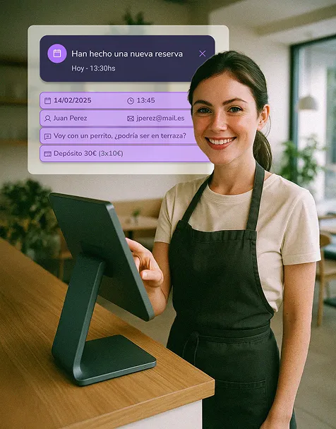 Camarera mostrando en una tablet el TPV de Last.app a un grupo de comensales en un restaurante