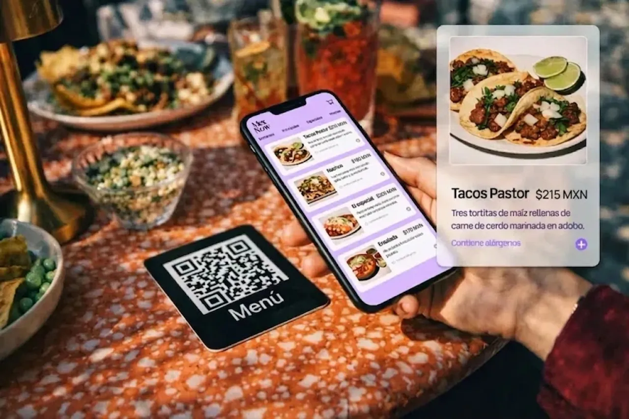 Cliente escaneando el código QR del menú de Last.app para pedir desde la mesa del restaurante