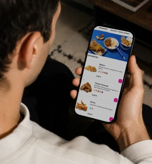 Cliente consulta el menú online de un restaurante desde su móvil