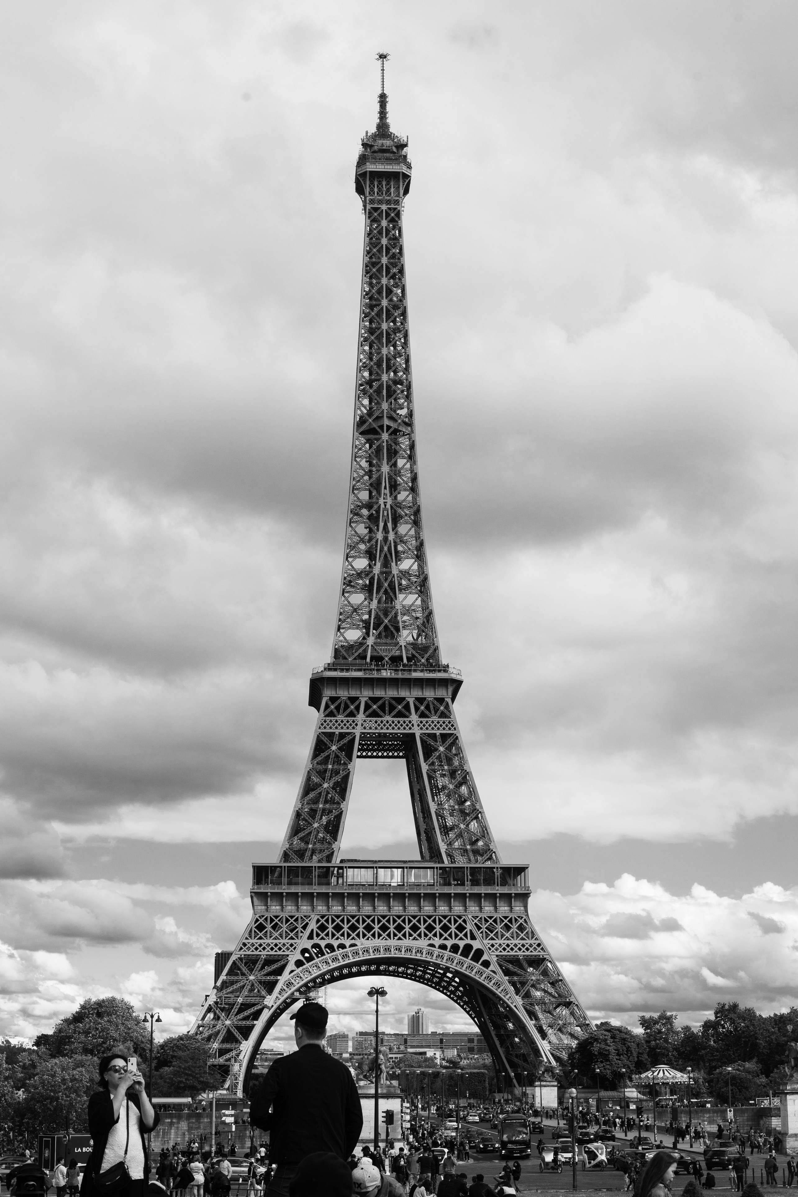 A black and white picture of the Eiffel Tour, Paris