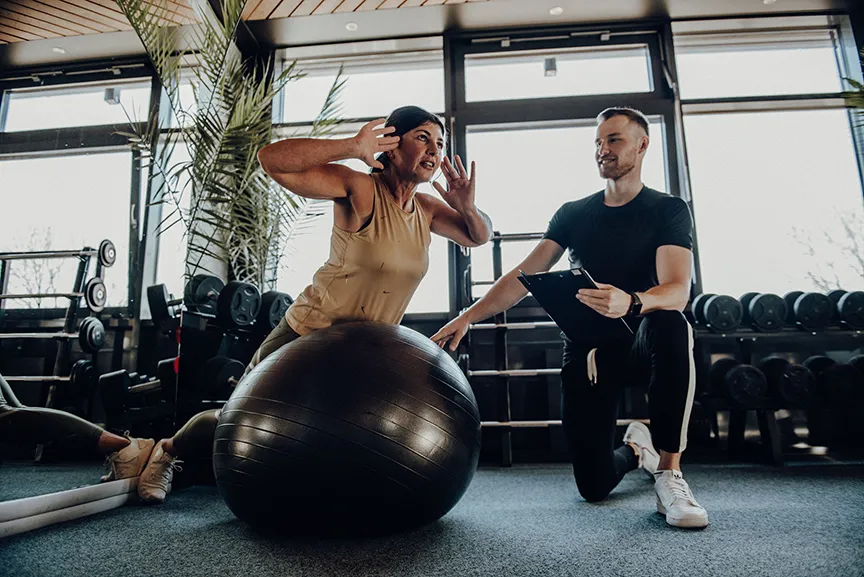 Nils Pitsch betreut eine Kundin beim Personal Training im Slin's Fitness Bonndorf