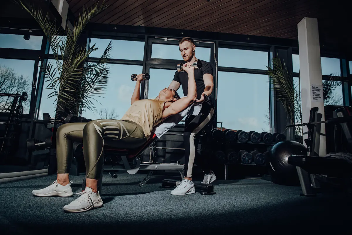 Personal Training an der Hantelbank im Slin's Fitness
