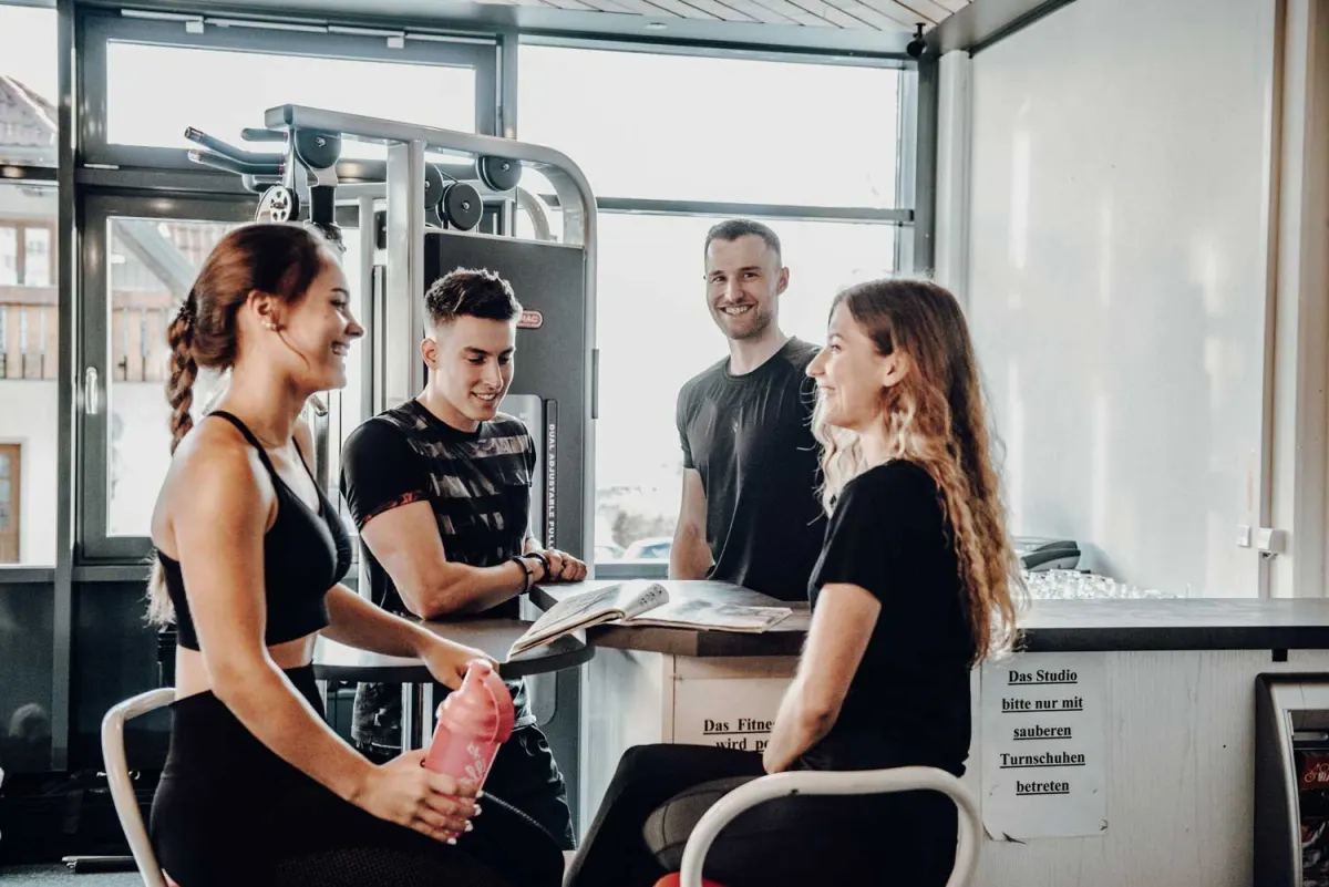 Beratungsgespräch am Empfang von Slin's Fitness Bonndorf