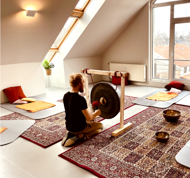 klangraum mit kleinem Gong