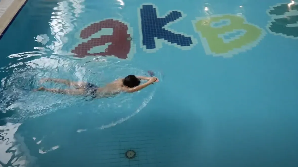 In dieser Übung lernst du, wie man auf dem Wasser gleitet ohne abzusinken. Diese Übung dient als Basis für alle Schwimmstile