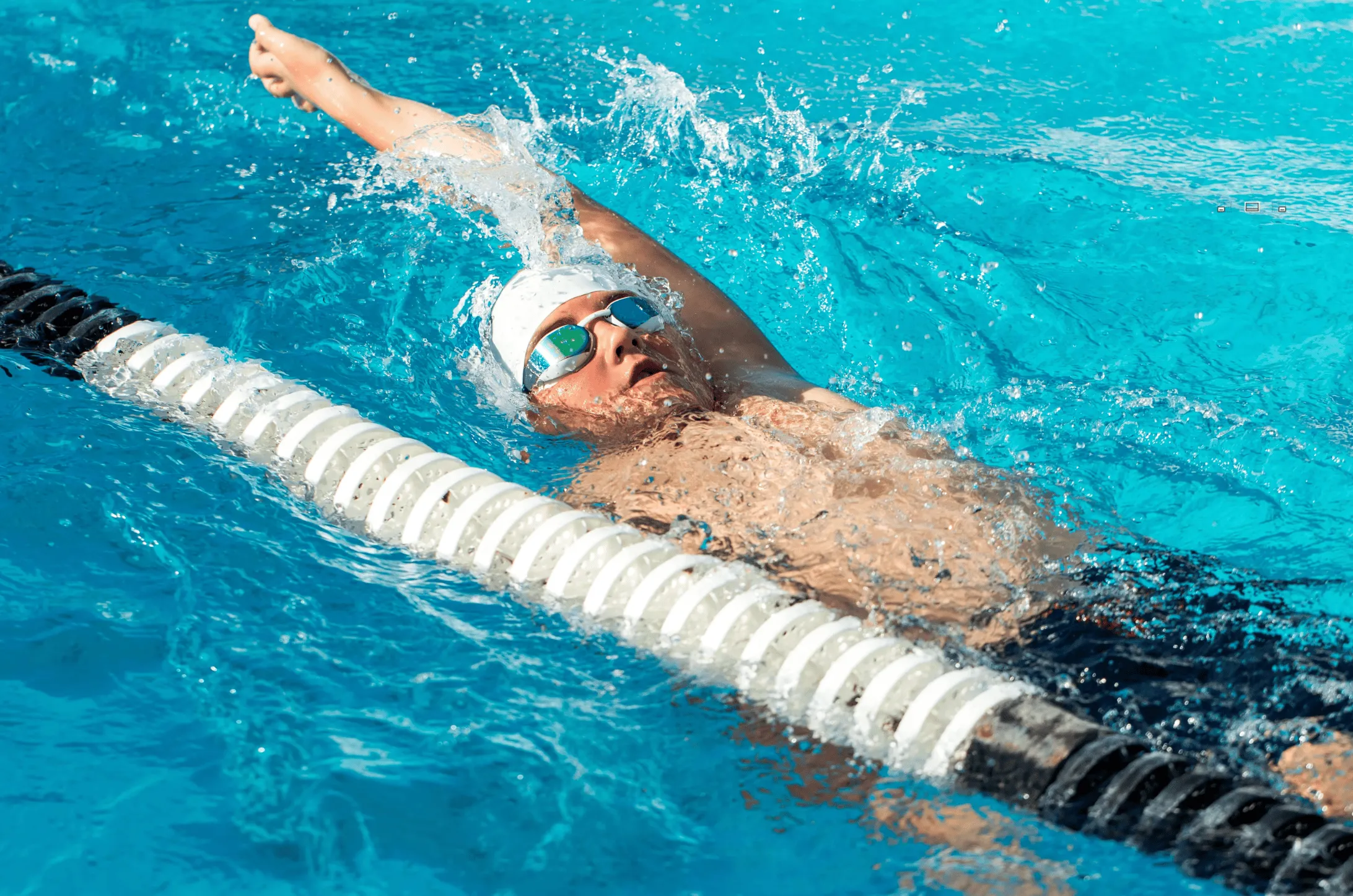 In dieser Übung lernt dein Kind das Kraulen auf dem Rücken. Dies ist der schnellste Schwimmstil in Rückenlage. 