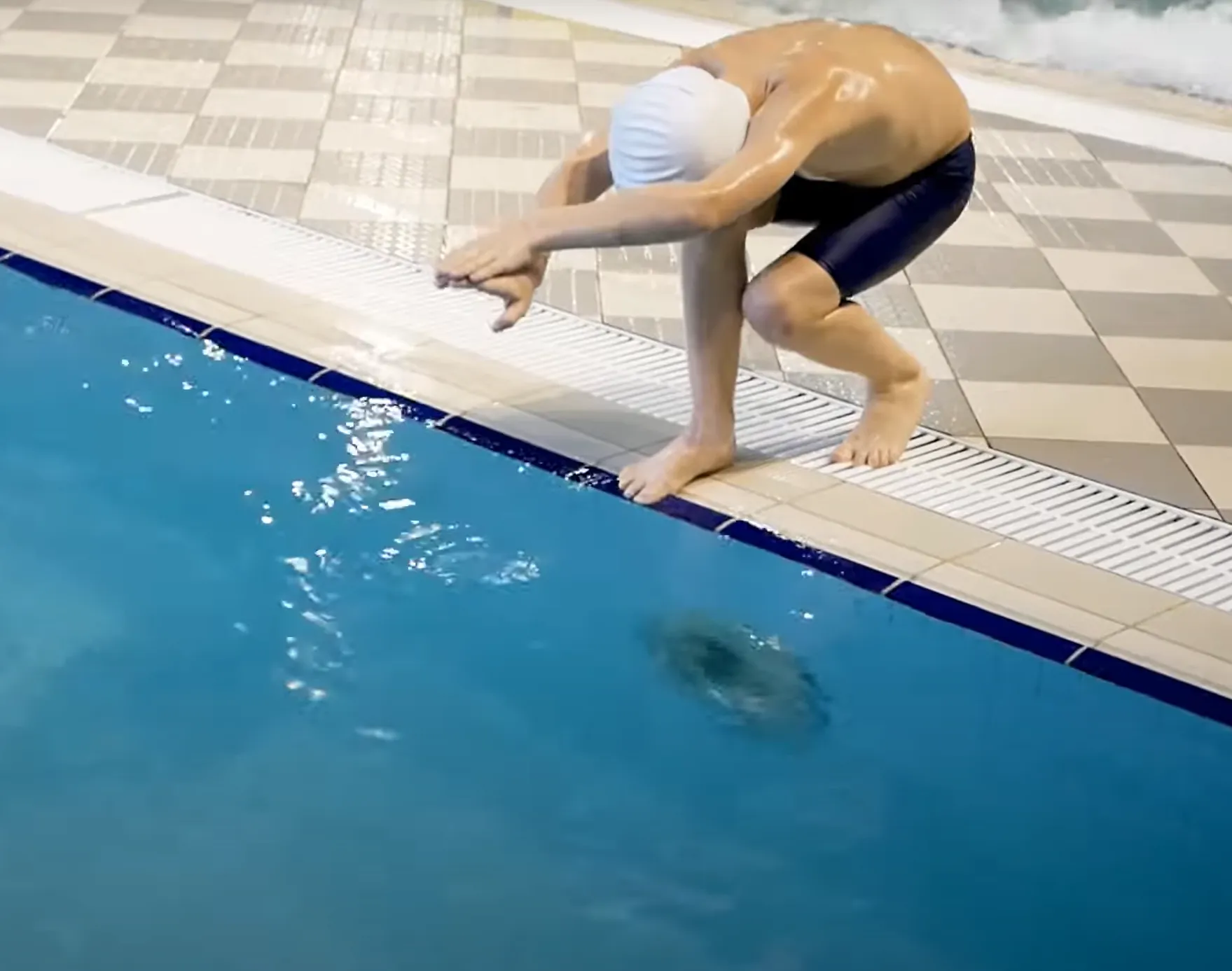 In dieser Übung lernt ihr Kind den Kopfsprung, auch Köpfer oder Köpper genannt. Diese Übung ermöglicht einen schnellen Start ins Wasser. 