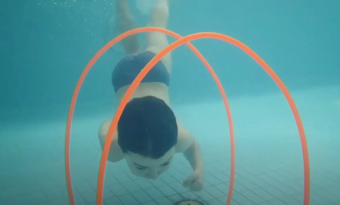 In dieser Übung lernt das Kind die selbständige Fortbewegung unter Wasser, indem es durch mehrere Tore hindurchtaucht. Mit Übungen.