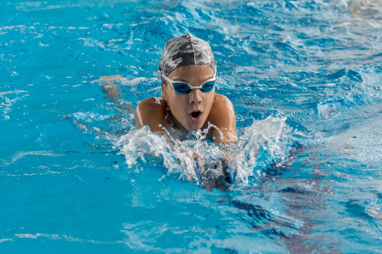 Auf dieser Seite zeigen wir dir, wie der Brust Schwimmstil gelernt wird. Inklusive vorbereitenden Übungen und häufigen Fehler.