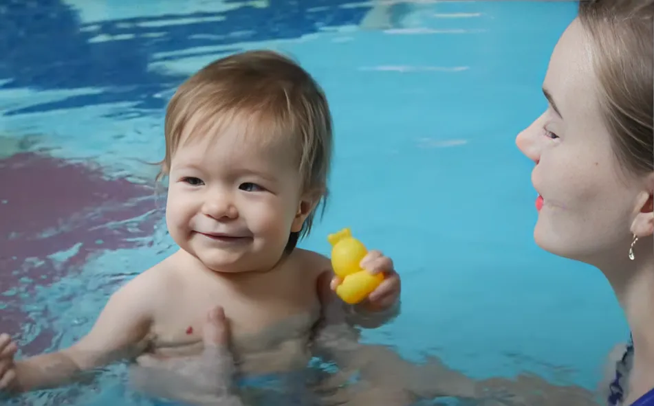 Säuglingsschwimmen für Anfänger. In diesem Video lernst du die ersten Schritte, wie du dein Baby ans Wasser gewöhnst. Mit unseren einfachen Übungen gelingt der Start.