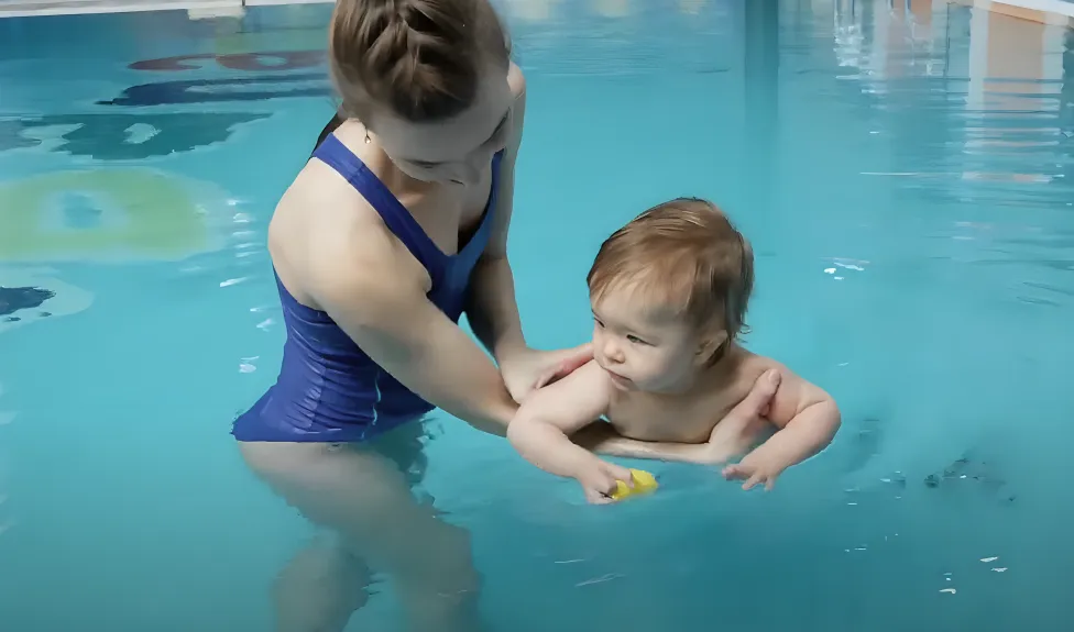 In dieser Übung zeigen wir, wie du mit deinem Säugling auf den Bauch schwimmen kannst.