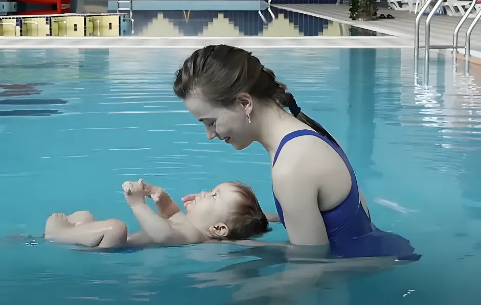 In dieser Übung zeigen wir dir, wie du mit deinem Säugling in Rückenlage schwimmen kannst. Diese Übung dient vorbereitend zum Rückenschwimmen und eignet sich für Säuglinge ab 10