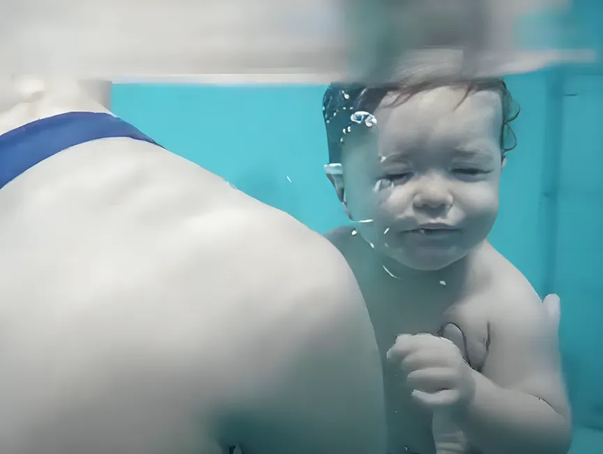 In dieser Übung lernst du die richtige Vorgehensweise um dein Baby unter Wasser zu tauchen. Diese Übung eignet sich für Babys ab 6 Monaten bis zu zwei Jahren.