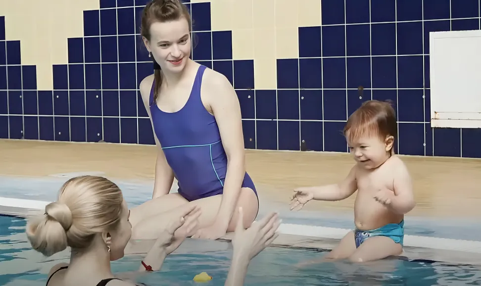 Bei dieser Übung zeigen wir dir, wie du mit deinem Baby den ersten Sprung ins Wasser wagen kannst.