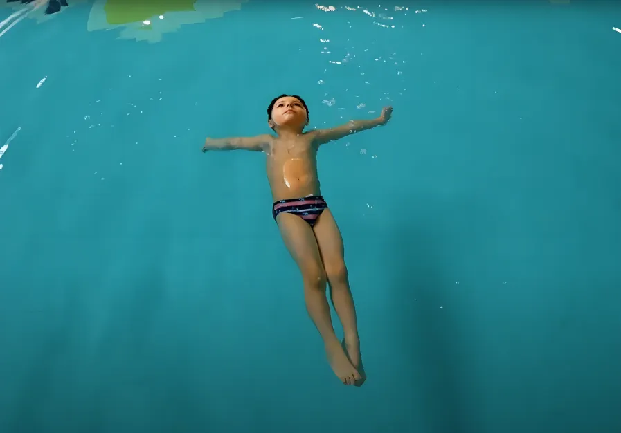 In dieser Übung lernen die Kinder das Schweben auf dem Rücken für späteres Rückenschwimmen