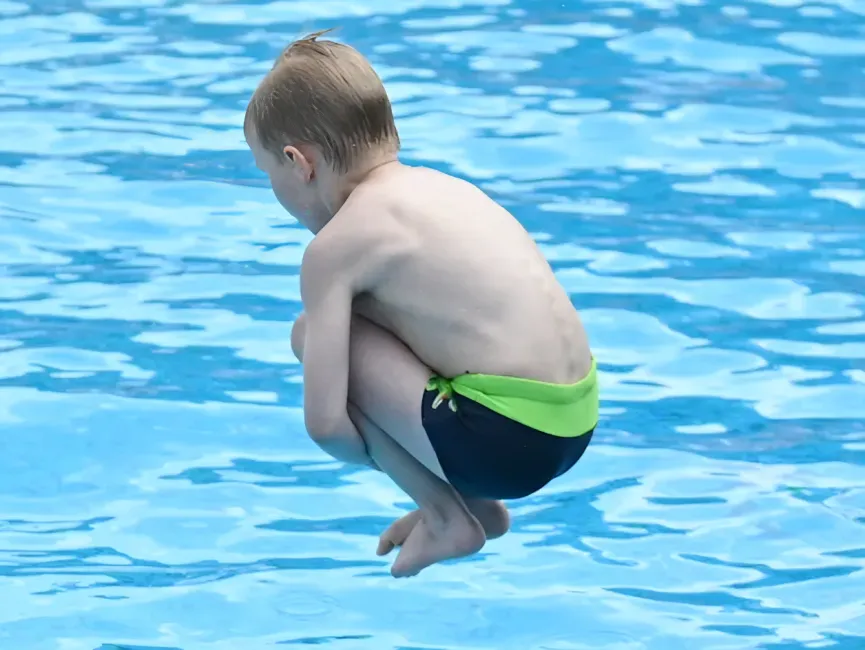 In dieser Übung zeigen wir dir, wie du den Paketsprung am besten lernen kannst. Der Paketsprung ist Teil des DLRG Schwimmabzeichen Bronze und dient der Wassersicherheit und Gewöhnung.