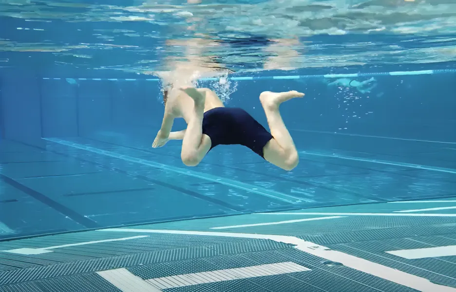 In dieser Übung lernst du den korrekten Brustbeinschlag, welcher auch Froschbeine genannt wird. Diese Übung dient als Basis fürs Brustschwimmen. Die Übungen sind auf Kinder ausgerichtet aber auch für Erwachsene anwendbar. 