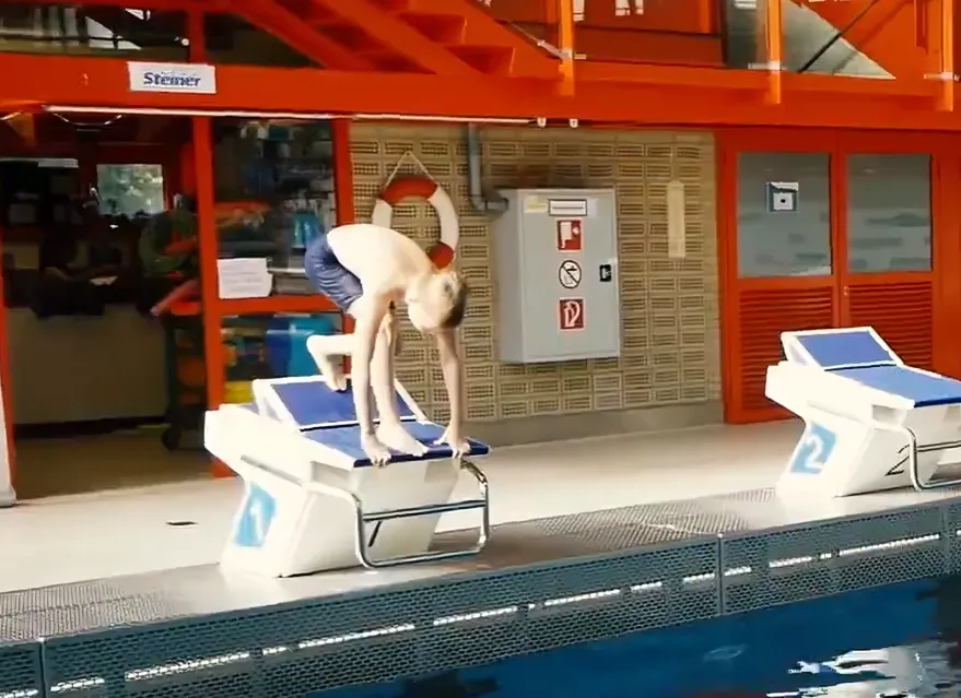 In dieser Übung lernt dein Kind den Startsprung für einen schnellen Start ins Wasser. Der Startsprung wird normalerweise von einem Startblock aus ausgeführt.