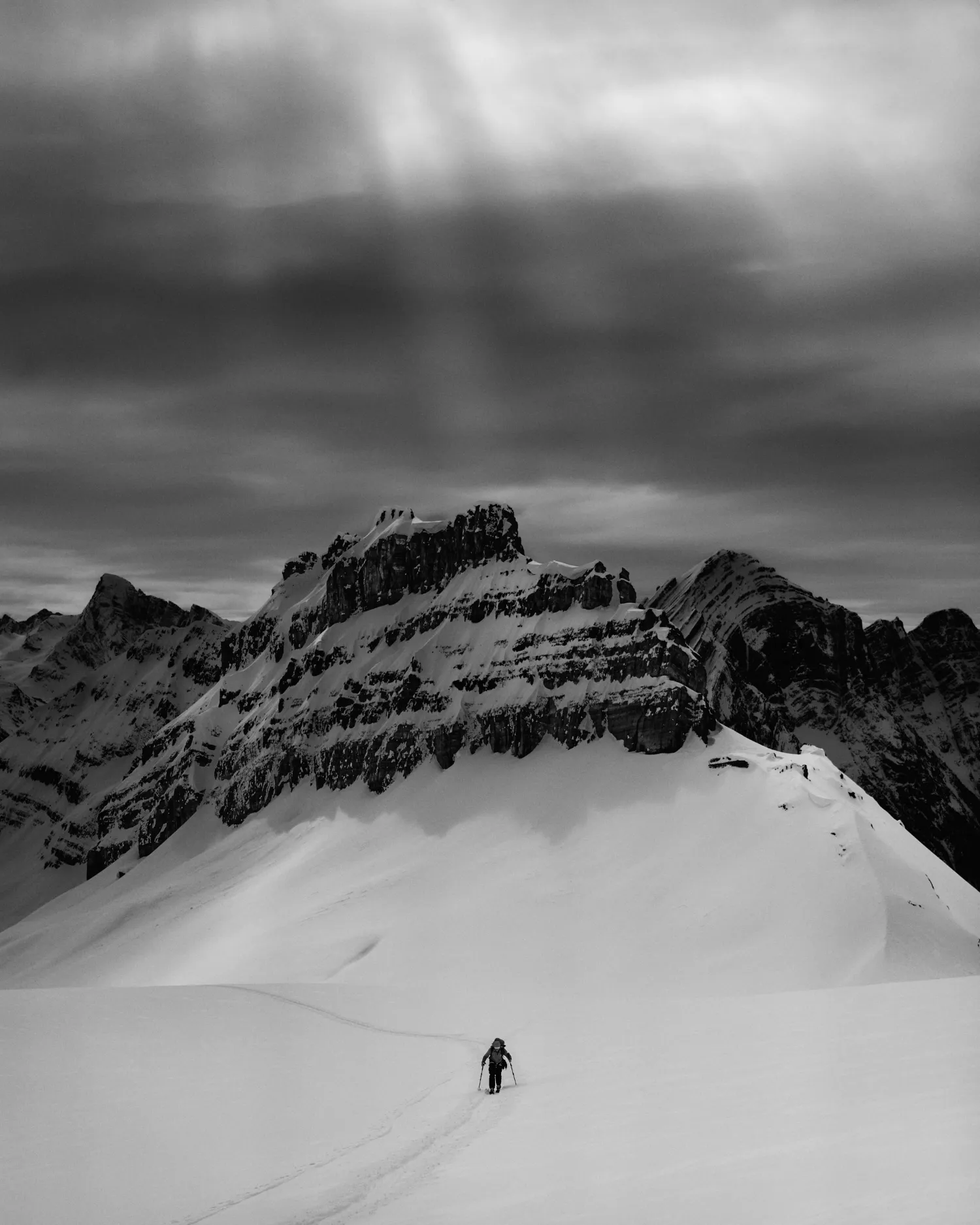 Backcountry skiier on the icefall traverse