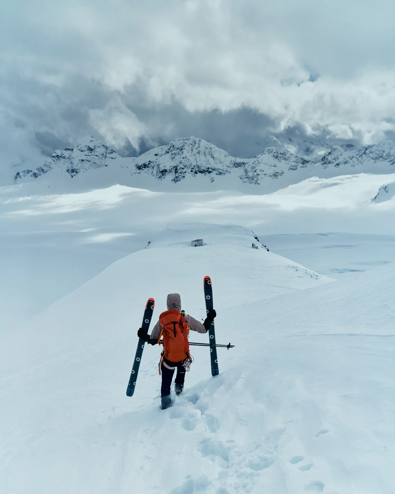 Backcountry skiier on the icefall traverse Lyell Hut