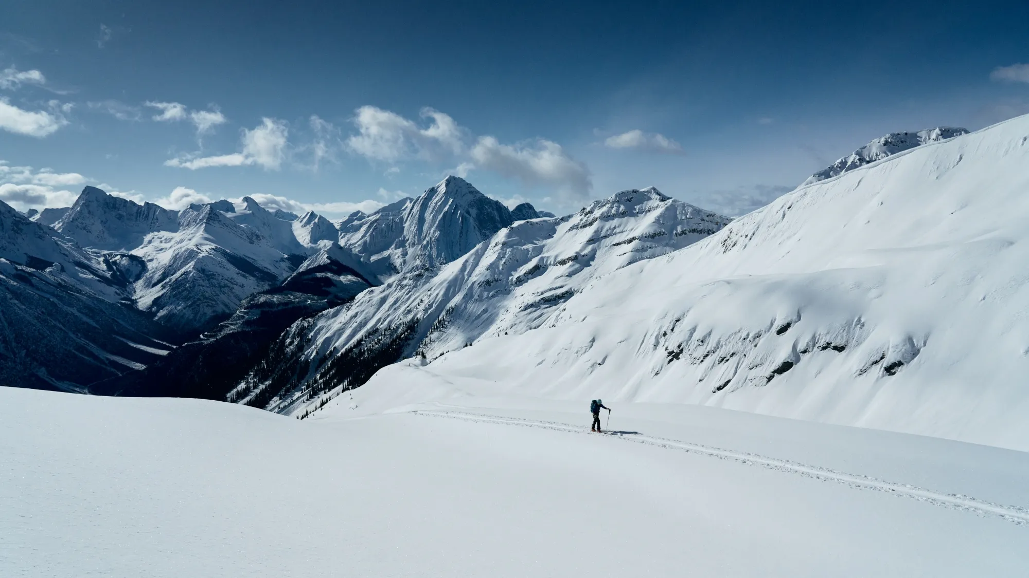 Backcountry skiier on the icefall traverse