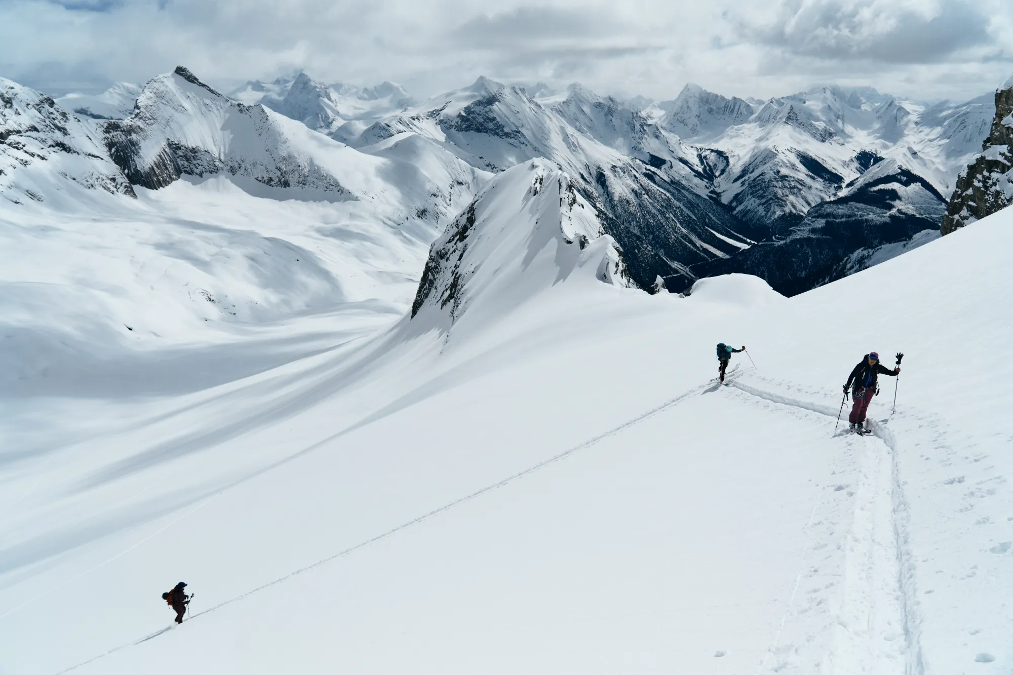 Backcountry skiier on the icefall traverse la clytte