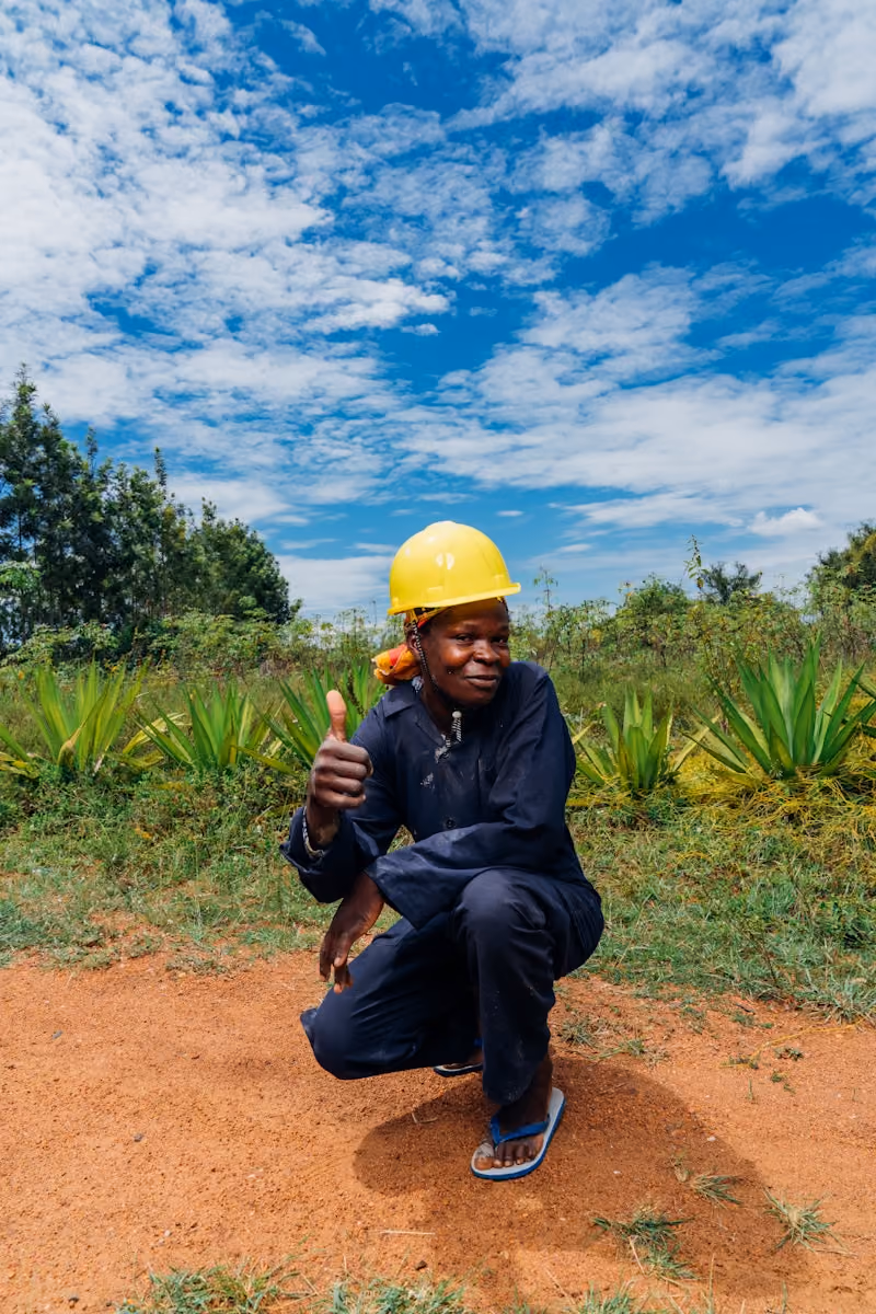 Mary, a stove artisan in Kenya, giving a thumbs up sign.
