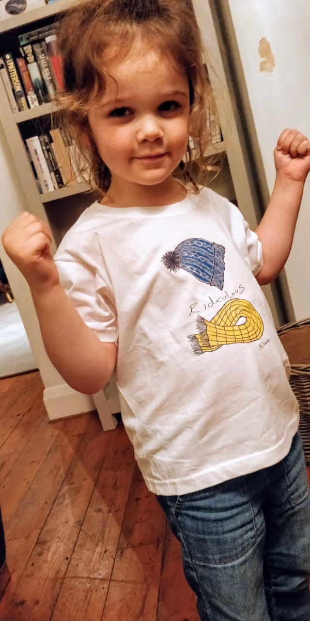 reya Newnham wearing her Para MOnte T-Shirt