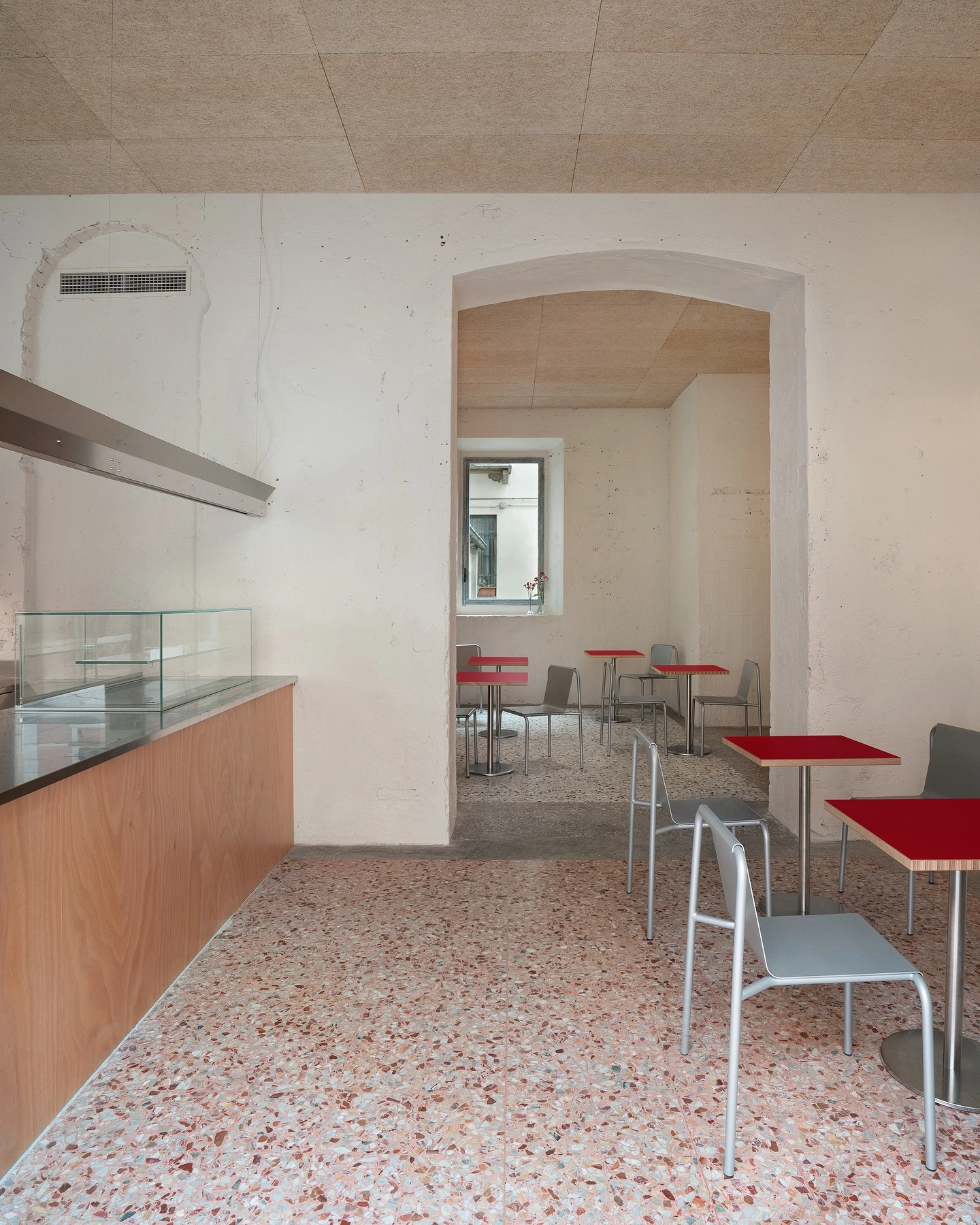 L’ALTRO by Sagoma Studio, Milan Guide, restaurant, red interior, minimalism