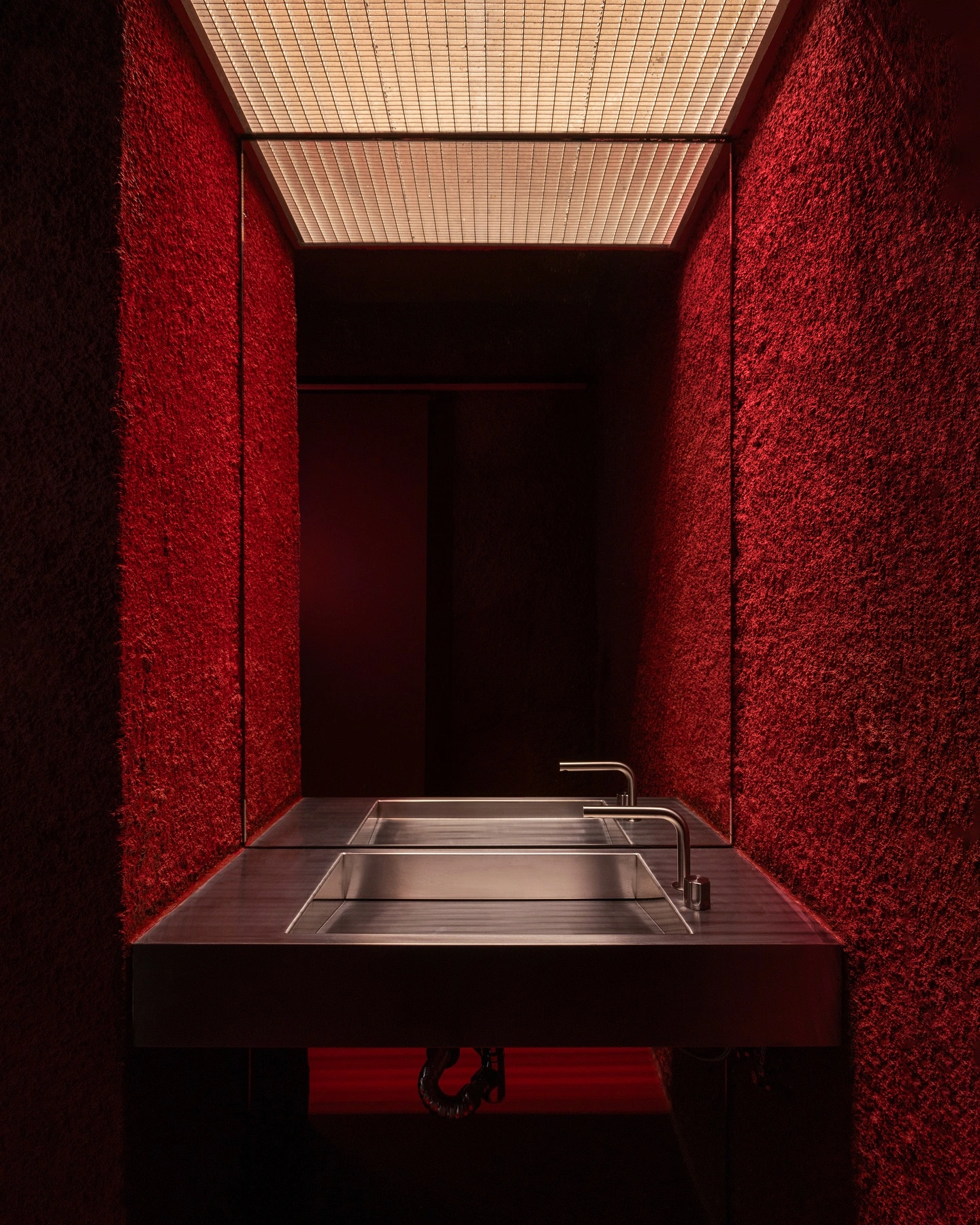 L’ALTRO by Sagoma Studio, Milan Guide, restaurant, red interior, minimalism