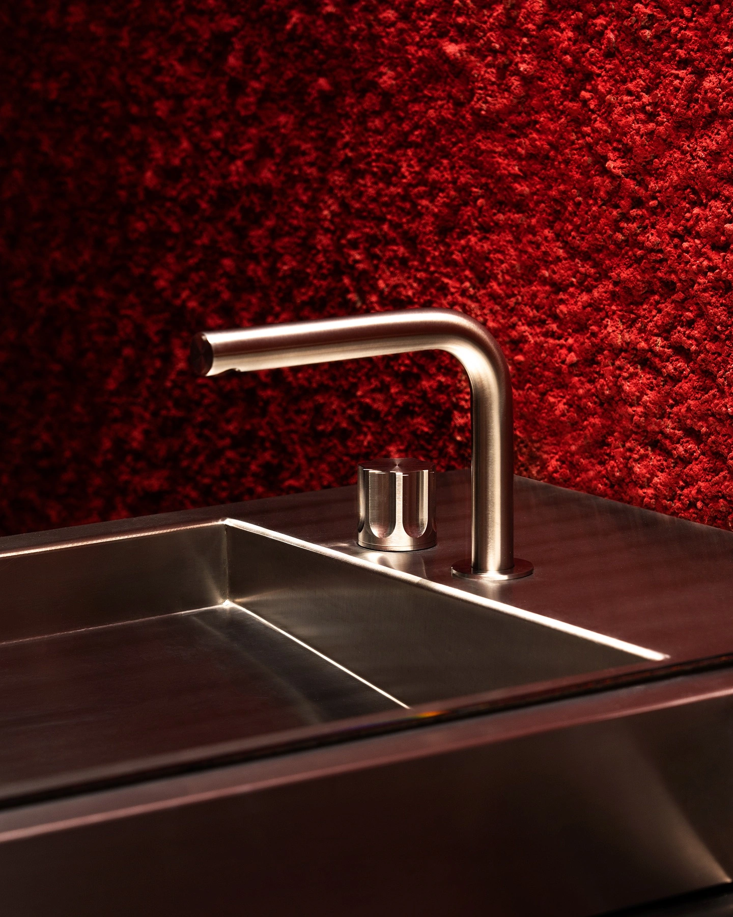 L’ALTRO by Sagoma Studio, Milan Guide, restaurant, red interior, minimalism