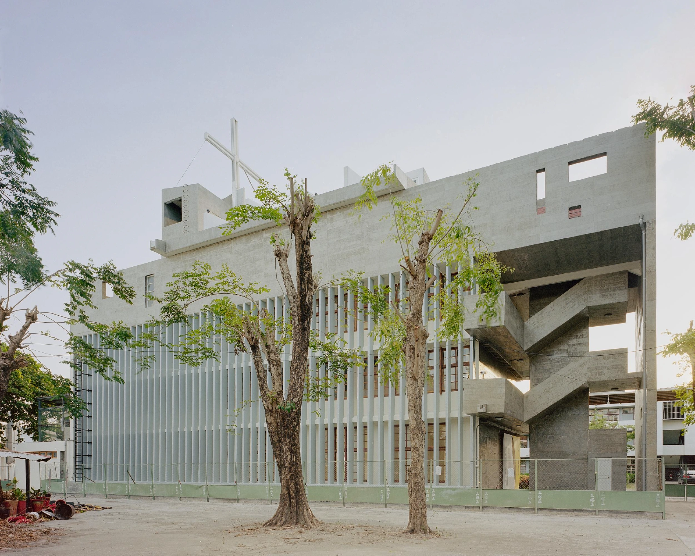 Kung-Tung Church 公東教堂 by Justus Dahinden